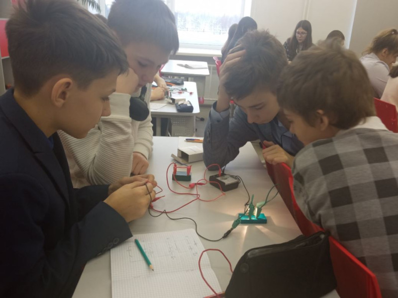 Обучающиеся 8 класса изучают на практике действия электрического тока в &quot;Точке роста&quot;.